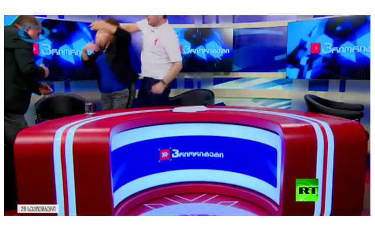 تلقت هذه المذيعة علقة ساخنة ...لم تأخذها من قبل، على الهواء مباشرة ..شاهدي الفيديو لتعرفي السبب !!