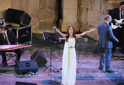 بالصور معجب يحتضن نانسى عجرم