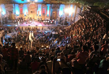 بالصور معجب يحتضن نانسى عجرم