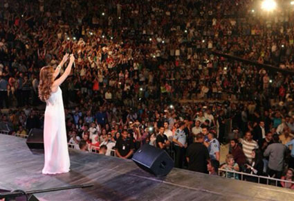 بالصور معجب يحتضن نانسى عجرم