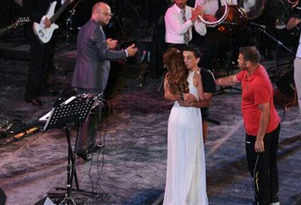 بالصور معجب يحتضن نانسى عجرم