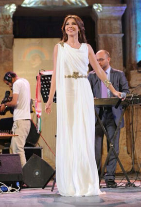 بالصور معجب يحتضن نانسى عجرم