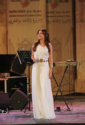 بالصور معجب يحتضن نانسى عجرم