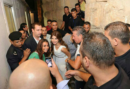 بالصور معجب يحتضن نانسى عجرم