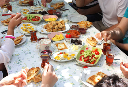 موائد الرحمن.. أوسع أبواب الخير في رمضان