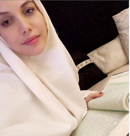 دانا حلبي ترتدي الحجاب وتمسك المصحف بطريقة خاطئة