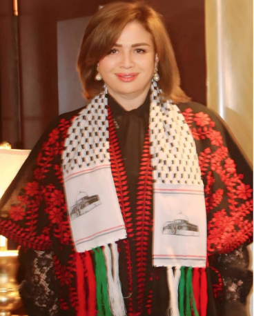 إلهام شاهين ترتدي الزي الفلسطيني أثناء تكريمها في أميركا | نواعم