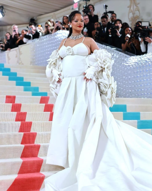 أغرب ظهور لريهانا وزوجها في حفل METGALA لن تصدق إطلالتها