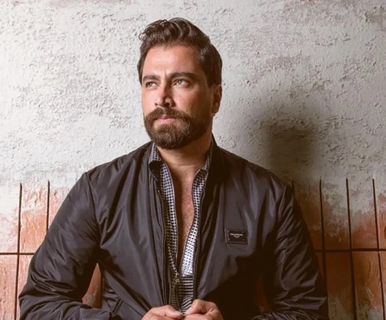 معتصم النهار يهرب من الواقع