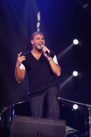 رامي صبري يكشف عن أغرب هدايا الجمهور له على خشبة المسرح