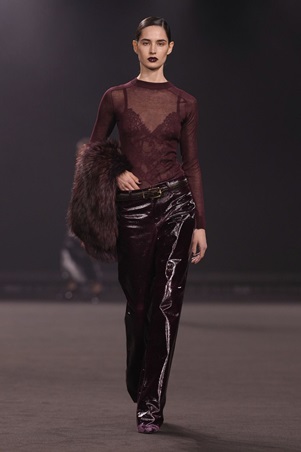 امرأة إيلي صعب تخرج من ضباب مانهاتن