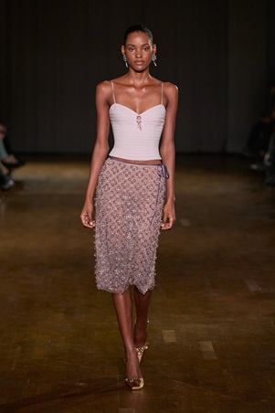 مجموعة جورج حبيقة تحتفي بأنوثة هادئة في باريس