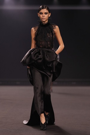 امرأة إيلي صعب تخرج من ضباب مانهاتن