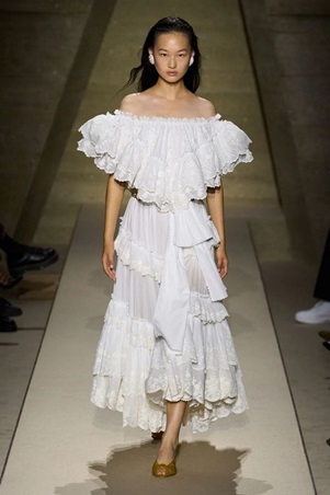 حذاء الربيع الذي يقسم الآراء