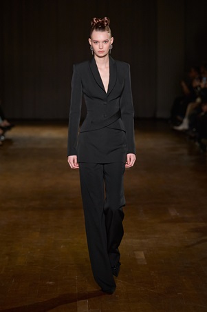 مجموعة جورج حبيقة تحتفي بأنوثة هادئة في باريس