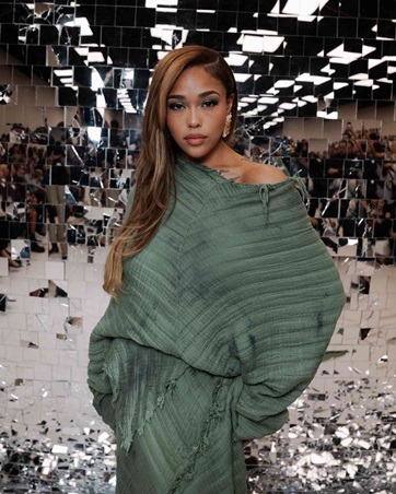 إليكِ أفكار لدمج الخصلات الداكنة مع الشعر الأشقر