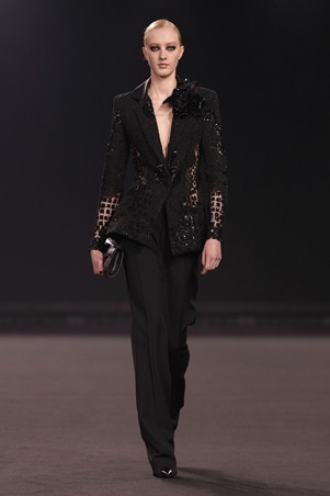 امرأة إيلي صعب تخرج من ضباب مانهاتن