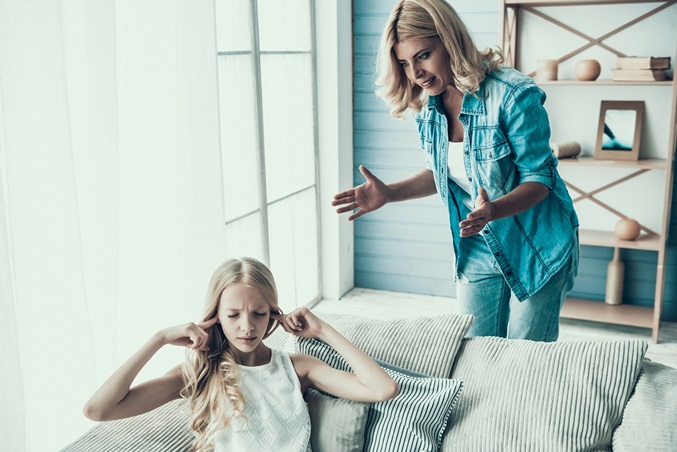 3 أساليب خاطئة تدفع ابنك المراهق لتجنب التواصل معكِ