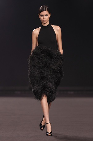 امرأة إيلي صعب تخرج من ضباب مانهاتن