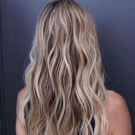 إليكِ أفكار لدمج الخصلات الداكنة مع الشعر الأشقر