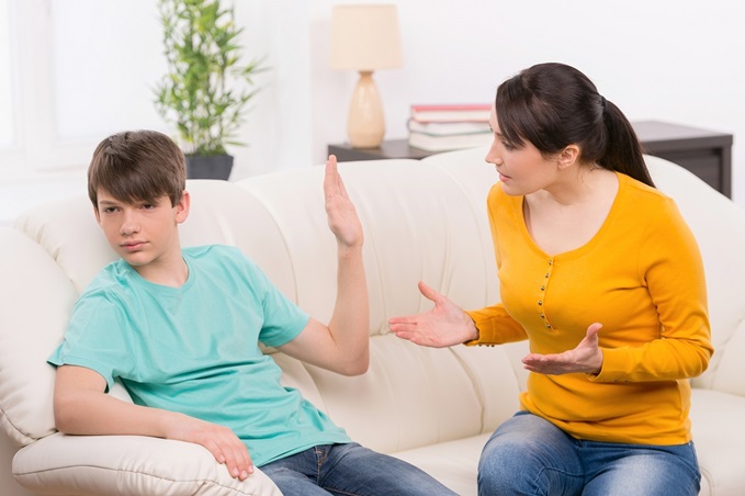 3 أساليب خاطئة تدفع ابنك المراهق لتجنب التواصل معكِ