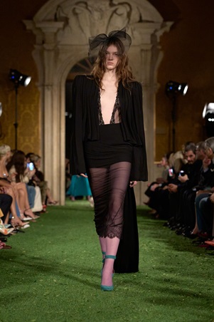 أليساندرو ميكيلي يقترب من إرث فالنتينو: حوار بين الثمانينيات وأناقة الدار