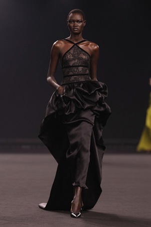 امرأة إيلي صعب تخرج من ضباب مانهاتن