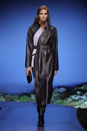 بين الرومانسية والعملية… أناقة تتحرك مع المرأة في عرض هيرميس