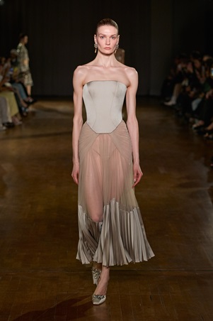 مجموعة جورج حبيقة تحتفي بأنوثة هادئة في باريس