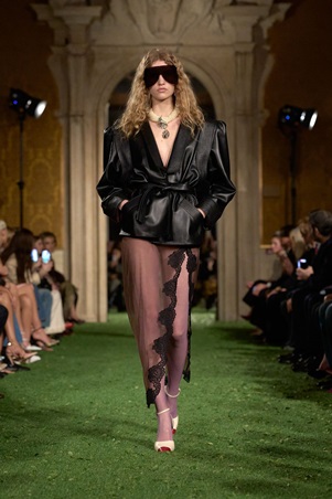 أليساندرو ميكيلي يقترب من إرث فالنتينو: حوار بين الثمانينيات وأناقة الدار