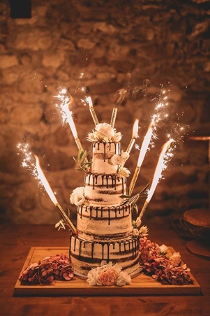 استوحي أفكارًا لإضاءة كعكة زفافك البرّاقة