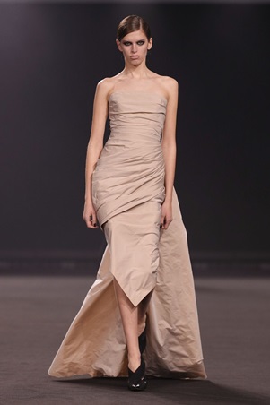 امرأة إيلي صعب تخرج من ضباب مانهاتن