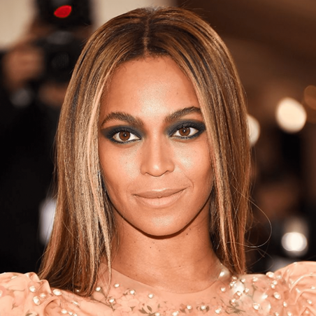 إليكِ أفكار لدمج الخصلات الداكنة مع الشعر الأشقر