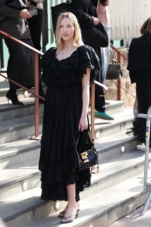 حذاء الربيع الذي يقسم الآراء