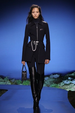 بين الرومانسية والعملية… أناقة تتحرك مع المرأة في عرض هيرميس