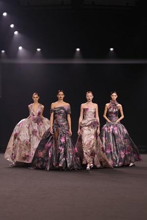 امرأة إيلي صعب تخرج من ضباب مانهاتن