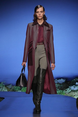 بين الرومانسية والعملية… أناقة تتحرك مع المرأة في عرض هيرميس