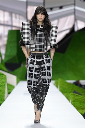 مجموعة لويس فيتون أنيقة أنثوية وغير تقليدية