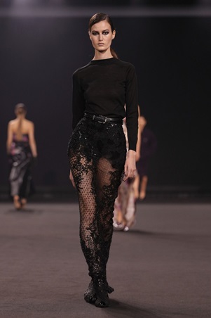 امرأة إيلي صعب تخرج من ضباب مانهاتن