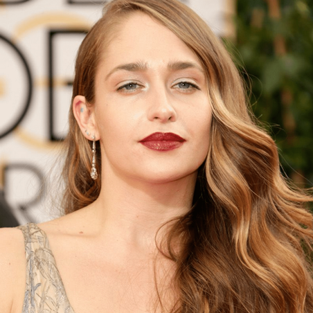 إليكِ أفكار لدمج الخصلات الداكنة مع الشعر الأشقر