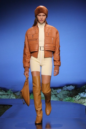 بين الرومانسية والعملية… أناقة تتحرك مع المرأة في عرض هيرميس