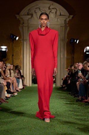 أليساندرو ميكيلي يقترب من إرث فالنتينو: حوار بين الثمانينيات وأناقة الدار