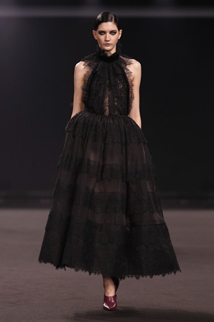 امرأة إيلي صعب تخرج من ضباب مانهاتن