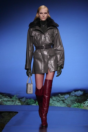 بين الرومانسية والعملية… أناقة تتحرك مع المرأة في عرض هيرميس