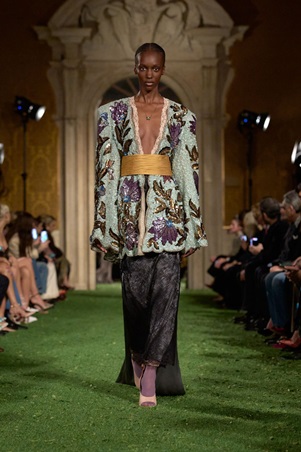 أليساندرو ميكيلي يقترب من إرث فالنتينو: حوار بين الثمانينيات وأناقة الدار