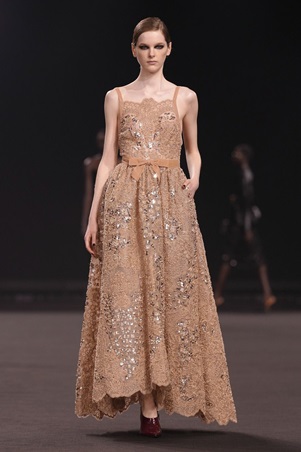 امرأة إيلي صعب تخرج من ضباب مانهاتن