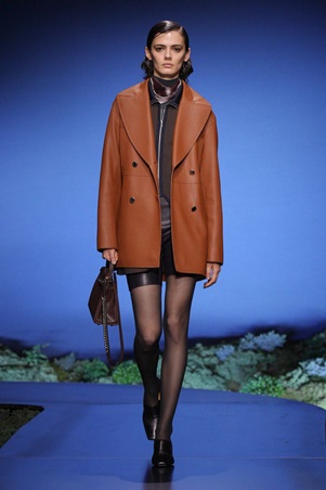 بين الرومانسية والعملية… أناقة تتحرك مع المرأة في عرض هيرميس