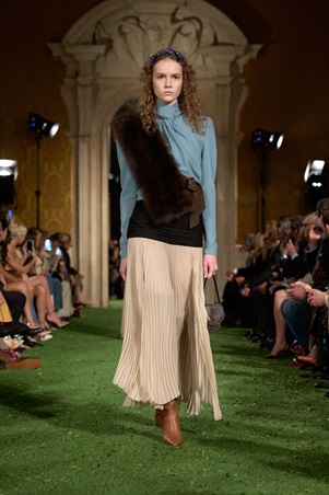 أليساندرو ميكيلي يقترب من إرث فالنتينو: حوار بين الثمانينيات وأناقة الدار