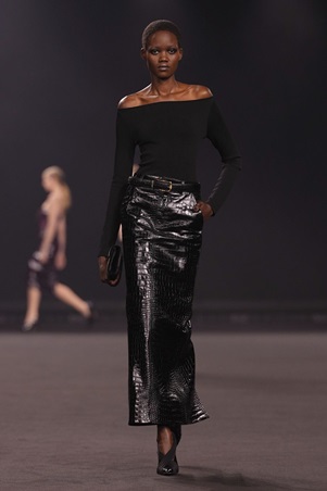 امرأة إيلي صعب تخرج من ضباب مانهاتن