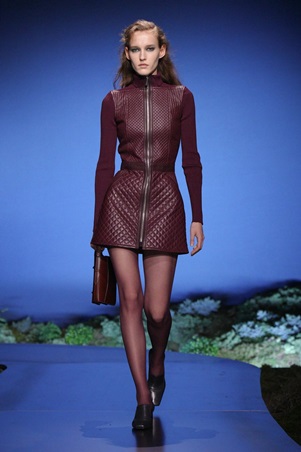 بين الرومانسية والعملية… أناقة تتحرك مع المرأة في عرض هيرميس